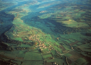 Vue aérienne du mont Auxois, site de la bataille d'Alésia
